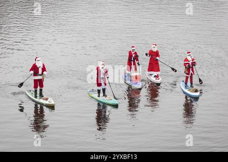 Les amateurs de sports nautiques se sont habillés en Santas Ride SUPs sur la Spree à Berlin le 14 décembre 2024 Banque D'Images