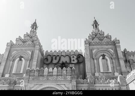 Eilat, Israël- 2 novembre 2024 : Jumbo Grèce devant le magasin de détail. Eilat, Israël emplacement à Kings City ancien bâtiment d'attraction biblique de parc à thème Banque D'Images