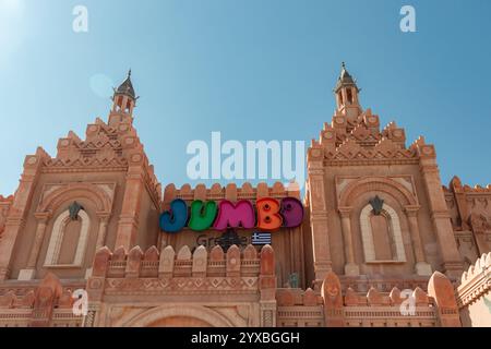 Eilat, Israël- 2 novembre 2024 : Jumbo Grèce devant le magasin de détail. Eilat, Israël emplacement à Kings City ancien bâtiment d'attraction biblique de parc à thème Banque D'Images