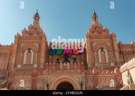 Eilat, Israël- 2 novembre 2024 : Jumbo Grèce devant le magasin de détail. Eilat, Israël emplacement à Kings City ancien bâtiment d'attraction biblique de parc à thème Banque D'Images