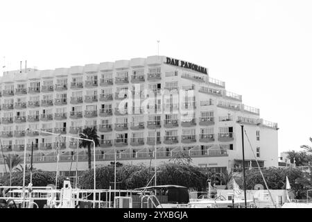 Eilat, Israël- 1er novembre 2024 : Dan Panorama Eilat, hôtel de luxe au centre-ville d'Eilat vue sur les panneaux extérieurs du front de mer Banque D'Images