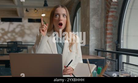 Pensive réfléchie confuse perplexe affaires caucasienne femme d'affaires étudiante fille femme femme employeur femme dans l'université d'école de bureau de café Banque D'Images