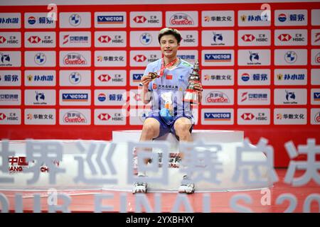 Hangzhou, Chine. 15 décembre 2024. Le gagnant Shi Yuqi de Chine pose lors de la cérémonie de remise des prix pour l'épreuve de simple masculin à la finale du BWF World Tour 2024 à Hangzhou, Chine, le 15 décembre 2024. Crédit : Hou Zhaokang/Xinhua/Alamy Live News Banque D'Images