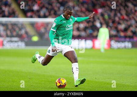Bramall Lane, Sheffield, Angleterre - 14 décembre 2024 Mustapha Bundu (15) de Plymouth Argyle passe le ballon - pendant le match Sheffield United v Plymouth Argyle, EFL Championship, 2024/25, Bramall Lane, Sheffield, Angleterre - 14 décembre 2024 crédit : Mathew Marsden/WhiteRosePhotos/Alamy Live News Banque D'Images