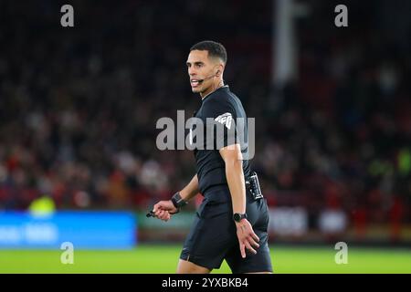 Bramall Lane, Sheffield, Angleterre - 14 décembre 2024 arbitre Farai Hallam - pendant le match Sheffield United v Plymouth Argyle, EFL Championship, 2024/25, Bramall Lane, Sheffield, Angleterre - 14 décembre 2024 crédit : Mathew Marsden/WhiteRosePhotos/Alamy Live News Banque D'Images