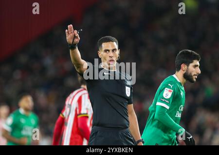 Bramall Lane, Sheffield, Angleterre - 14 décembre 2024 arbitre Farai Hallam - pendant le match Sheffield United v Plymouth Argyle, EFL Championship, 2024/25, Bramall Lane, Sheffield, Angleterre - 14 décembre 2024 crédit : Mathew Marsden/WhiteRosePhotos/Alamy Live News Banque D'Images