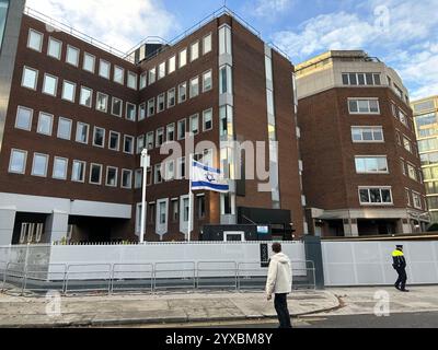 L'ambassade d'Israël sur Shelbourne Road à Dublin, comme Israël l'a dit, elle fermera son ambassade de Dublin, accusant l'Irlande de "franchir toutes les lignes rouges". Le ministre des Affaires étrangères Gideon Saar a annoncé la fermeture dans un communiqué en raison des «politiques anti-israéliennes extrêmes du gouvernement irlandais». Le premier ministre irlandais Simon Harris s'est déclaré « profondément déçu » par cette décision, le vice-premier ministre Micheal Martin déclarant qu'il n'y avait pas de plans pour fermer l'ambassade irlandaise en Israël. Date de la photo : dimanche 15 décembre 2024. Banque D'Images