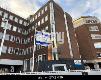 L'ambassade d'Israël sur Shelbourne Road à Dublin, comme Israël l'a dit, elle fermera son ambassade de Dublin, accusant l'Irlande de "franchir toutes les lignes rouges". Le ministre des Affaires étrangères Gideon Saar a annoncé la fermeture dans un communiqué en raison des «politiques anti-israéliennes extrêmes du gouvernement irlandais». Le premier ministre irlandais Simon Harris s'est déclaré « profondément déçu » par cette décision, le vice-premier ministre Micheal Martin déclarant qu'il n'y avait pas de plans pour fermer l'ambassade irlandaise en Israël. Date de la photo : dimanche 15 décembre 2024. Banque D'Images