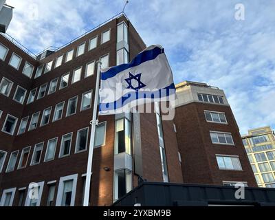 L'ambassade d'Israël sur Shelbourne Road à Dublin, comme Israël l'a dit, elle fermera son ambassade de Dublin, accusant l'Irlande de "franchir toutes les lignes rouges". Le ministre des Affaires étrangères Gideon Saar a annoncé la fermeture dans un communiqué en raison des «politiques anti-israéliennes extrêmes du gouvernement irlandais». Le premier ministre irlandais Simon Harris s'est déclaré « profondément déçu » par cette décision, le vice-premier ministre Micheal Martin déclarant qu'il n'y avait pas de plans pour fermer l'ambassade irlandaise en Israël. Date de la photo : dimanche 15 décembre 2024. Banque D'Images