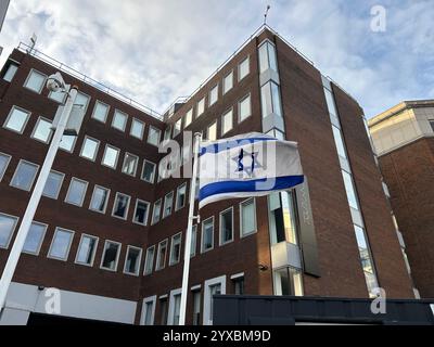 L'ambassade d'Israël sur Shelbourne Road à Dublin, comme Israël l'a dit, elle fermera son ambassade de Dublin, accusant l'Irlande de "franchir toutes les lignes rouges". Le ministre des Affaires étrangères Gideon Saar a annoncé la fermeture dans un communiqué en raison des «politiques anti-israéliennes extrêmes du gouvernement irlandais». Le premier ministre irlandais Simon Harris s'est déclaré « profondément déçu » par cette décision, le vice-premier ministre Micheal Martin déclarant qu'il n'y avait pas de plans pour fermer l'ambassade irlandaise en Israël. Date de la photo : dimanche 15 décembre 2024. Banque D'Images