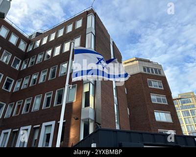 L'ambassade d'Israël sur Shelbourne Road à Dublin, comme Israël l'a dit, elle fermera son ambassade de Dublin, accusant l'Irlande de "franchir toutes les lignes rouges". Le ministre des Affaires étrangères Gideon Saar a annoncé la fermeture dans un communiqué en raison des «politiques anti-israéliennes extrêmes du gouvernement irlandais». Le premier ministre irlandais Simon Harris s'est déclaré « profondément déçu » par cette décision, le vice-premier ministre Micheal Martin déclarant qu'il n'y avait pas de plans pour fermer l'ambassade irlandaise en Israël. Date de la photo : dimanche 15 décembre 2024. Banque D'Images