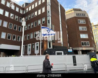 L'ambassade d'Israël sur Shelbourne Road à Dublin, comme Israël l'a dit, elle fermera son ambassade de Dublin, accusant l'Irlande de "franchir toutes les lignes rouges". Le ministre des Affaires étrangères Gideon Saar a annoncé la fermeture dans un communiqué en raison des «politiques anti-israéliennes extrêmes du gouvernement irlandais». Le premier ministre irlandais Simon Harris s'est déclaré « profondément déçu » par cette décision, le vice-premier ministre Micheal Martin déclarant qu'il n'y avait pas de plans pour fermer l'ambassade irlandaise en Israël. Date de la photo : dimanche 15 décembre 2024. Banque D'Images