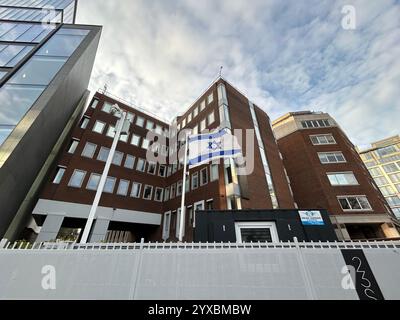 L'ambassade d'Israël sur Shelbourne Road à Dublin, comme Israël l'a dit, elle fermera son ambassade de Dublin, accusant l'Irlande de "franchir toutes les lignes rouges". Le ministre des Affaires étrangères Gideon Saar a annoncé la fermeture dans un communiqué en raison des «politiques anti-israéliennes extrêmes du gouvernement irlandais». Le premier ministre irlandais Simon Harris s'est déclaré « profondément déçu » par cette décision, le vice-premier ministre Micheal Martin déclarant qu'il n'y avait pas de plans pour fermer l'ambassade irlandaise en Israël. Date de la photo : dimanche 15 décembre 2024. Banque D'Images