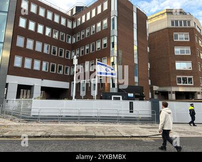 L'ambassade d'Israël sur Shelbourne Road à Dublin, comme Israël l'a dit, elle fermera son ambassade de Dublin, accusant l'Irlande de "franchir toutes les lignes rouges". Le ministre des Affaires étrangères Gideon Saar a annoncé la fermeture dans un communiqué en raison des «politiques anti-israéliennes extrêmes du gouvernement irlandais». Le premier ministre irlandais Simon Harris s'est déclaré « profondément déçu » par cette décision, le vice-premier ministre Micheal Martin déclarant qu'il n'y avait pas de plans pour fermer l'ambassade irlandaise en Israël. Date de la photo : dimanche 15 décembre 2024. Banque D'Images