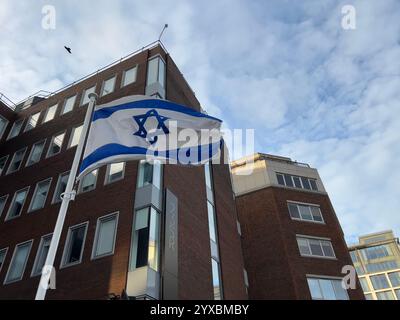 L'ambassade d'Israël sur Shelbourne Road à Dublin, comme Israël l'a dit, elle fermera son ambassade de Dublin, accusant l'Irlande de "franchir toutes les lignes rouges". Le ministre des Affaires étrangères Gideon Saar a annoncé la fermeture dans un communiqué en raison des «politiques anti-israéliennes extrêmes du gouvernement irlandais». Le premier ministre irlandais Simon Harris s'est déclaré « profondément déçu » par cette décision, le vice-premier ministre Micheal Martin déclarant qu'il n'y avait pas de plans pour fermer l'ambassade irlandaise en Israël. Date de la photo : dimanche 15 décembre 2024. Banque D'Images