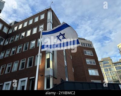 L'ambassade d'Israël sur Shelbourne Road à Dublin, comme Israël l'a dit, elle fermera son ambassade de Dublin, accusant l'Irlande de "franchir toutes les lignes rouges". Le ministre des Affaires étrangères Gideon Saar a annoncé la fermeture dans un communiqué en raison des «politiques anti-israéliennes extrêmes du gouvernement irlandais». Le premier ministre irlandais Simon Harris s'est déclaré « profondément déçu » par cette décision, le vice-premier ministre Micheal Martin déclarant qu'il n'y avait pas de plans pour fermer l'ambassade irlandaise en Israël. Date de la photo : dimanche 15 décembre 2024. Banque D'Images