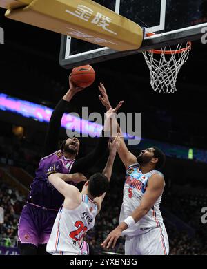 Pékin, Chine. 15 décembre 2024. Jared Sullinger (G) de Beijing Royal Fighters va pour un match entre Beijing Royal Fighters et Xinjiang Flying Tigers lors de la saison 2024-2025 de la ligue de la Chinese Basketball Association (CBA) à Pékin, Chine, 15 décembre 2024. Crédit : Wang Kaiyan/Xinhua/Alamy Live News Banque D'Images