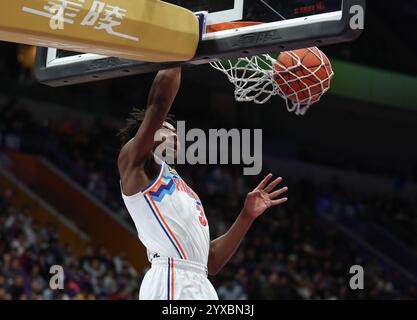 Pékin, Chine. 15 décembre 2024. Ashton Hagans des Tigers volants du Xinjiang dunk lors d'un match entre les Royal Fighters de Pékin et les Tigers volants du Xinjiang lors de la saison 2024-2025 de la ligue de la Chinese Basketball Association (CBA) à Pékin, Chine, 15 décembre 2024. Crédit : Wang Kaiyan/Xinhua/Alamy Live News Banque D'Images