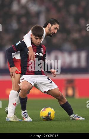 Les équipes entrent sur le terrain pour le match de Serie A Enilive 2024/2025 entre Bologne et Fiorentina - Serie A Enilive au stade Renato DallÕAra - Sport, Football - Bologne, Italie - dimanche 15 décembre 2024 (photo Massimo Paolone/LaPresse)Benjamin Dominguez de Bologne se bat pour le ballon avec Yacine Adli de Fiorentina lors du match de la Serie A Enilive 2024/2025 entre Bologne et Fiorentina - Serie DallÕAra, Soccer Italie - dimanche 15 décembre 2024 (photo Massimo Paolone/LaPresse) Banque D'Images