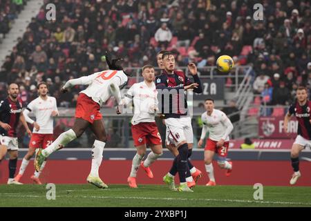 Les équipes entrent sur le terrain de football pour le match de Serie A Enilive 2024/2025 entre Bologne et Fiorentina - Serie A Enilive au stade Renato DallÕAra - Sport, Football - Bologne, Italie - dimanche 15 décembre 2024 (photo Massimo Paolone/LaPresse)Moise Kean de Fiorentina se bat pour le ballon avec Sam Beukema de Bologne lors du match de Serie A Enilive 2024/2025 entre Bologne et Fiorentina - Serie DallÕAra, Soccer Italie - dimanche 15 décembre 2024 (photo Massimo Paolone/LaPresse) Banque D'Images