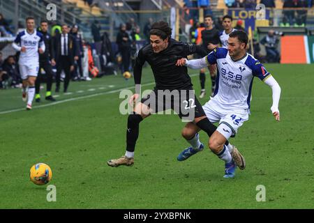 Parme, Italie. 15 décembre 2024. Matteo Cancellieri (Parma Calcio) se bat pour le ballon contre Diego Coppola (Hellas Verona FC) pendant Parma Calcio vs Hellas Verona FC, match de football italien Serie A à Parme, Italie, 15 décembre 2024 crédit : Agence photo indépendante/Alamy Live News Banque D'Images