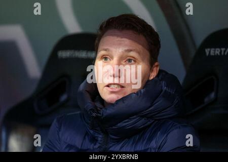 Rotterdam, pays-Bas. 15 décembre 2024. ROTTERDAM, PAYS-BAS - 15 DÉCEMBRE : Headcoach Jessica Torny de Feyenoord int HE dugout lors du match Azerion Vrouwen Eredivisie entre l'Excelsior Rotterdam et Feyenoord au Van Donge & de Roo Stadion le 15 décembre 2024 à Rotterdam, pays-Bas. (Photo de Hans van der Valk/Orange Pictures) crédit : Orange pics BV/Alamy Live News Banque D'Images