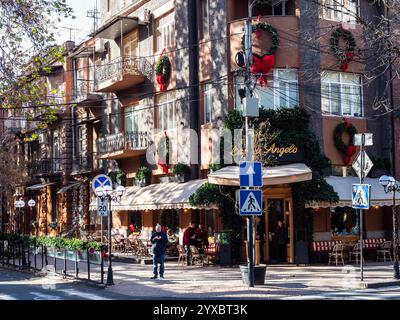 Erevan, Arménie - 15 décembre 2024 : Appartement décoré avec des couronnes de Noël dans la ville d'Erevan le jour ensoleillé d'hiver Banque D'Images