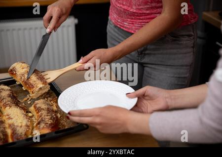 Délicieux enchiladas servis lors d'une réunion de famille amusante avec beaucoup d'amour et de joie Banque D'Images