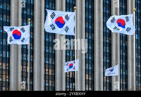 Séoul, Corée du Sud. 15 décembre 2024. Des drapeaux sud-coréens flottent dans le vent devant le bâtiment du gouvernement à Séoul. Le bâtiment du gouvernement a le bureau du premier ministre, et maintenant c'est le bureau du président par intérim Han Deok-soo. (Photo de Kim Jae-Hwan/SOPA images/Sipa USA) crédit : Sipa USA/Alamy Live News Banque D'Images