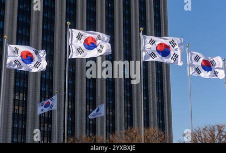 Séoul, Corée du Sud. 15 décembre 2024. Des drapeaux sud-coréens flottent dans le vent devant le bâtiment du gouvernement à Séoul. Le bâtiment du gouvernement a le bureau du premier ministre, et maintenant c'est le bureau du président par intérim Han Deok-soo. (Photo de Kim Jae-Hwan/SOPA images/Sipa USA) crédit : Sipa USA/Alamy Live News Banque D'Images
