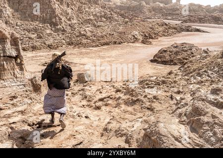 Garde de sécurité avec paysage volcanique de Dallol en arrière-plan, Ethiopie Banque D'Images