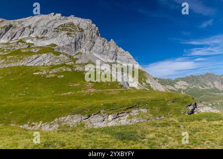 Paysage pittoresque des Alpes sur la Tour du Montblanc. Sommets rocheux et enneigés des Alpes sur la route de trekking TMB autour du Mont Blanc à Chamonix Banque D'Images