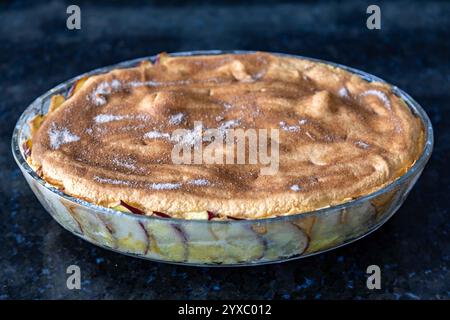 Tarte aux pommes brésilienne typique avec des clous de girofle et de la cannelle dans les moindres détails et la mise au point sélective Banque D'Images