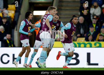 Zian Flemming de Burnley (au centre) célèbre avec ses coéquipiers après avoir marqué le premier but de leur équipe lors du match du Sky Bet Championship à Carrow Road, Norwich. Date de la photo : dimanche 15 décembre 2024. Banque D'Images