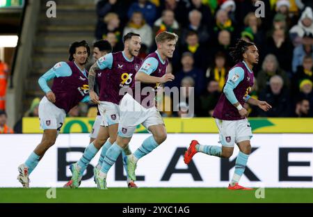 Zian Flemming de Burnley (au centre) célèbre avec ses coéquipiers après avoir marqué le premier but de leur équipe lors du match du Sky Bet Championship à Carrow Road, Norwich. Date de la photo : dimanche 15 décembre 2024. Banque D'Images