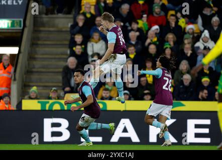 Zian Flemming de Burnley (au centre) célèbre avoir marqué le premier but de son équipe lors du match du Sky Bet Championship à Carrow Road, Norwich. Date de la photo : dimanche 15 décembre 2024. Banque D'Images