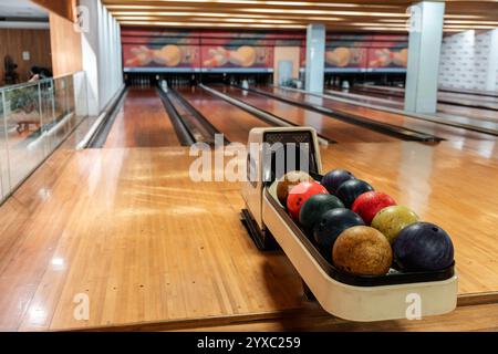 Le bowling est un sport cible et une activité récréative dans laquelle un joueur roule une balle vers des quilles Banque D'Images