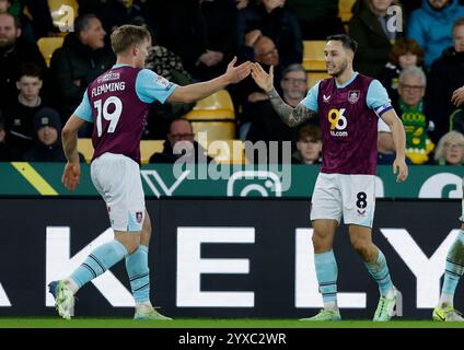 Josh Brownhill de Burnley (à droite) célèbre avec son coéquipier Zian Flemming après avoir marqué le deuxième but de leur équipe lors du Sky Bet Championship match à Carrow Road, Norwich. Date de la photo : dimanche 15 décembre 2024. Banque D'Images