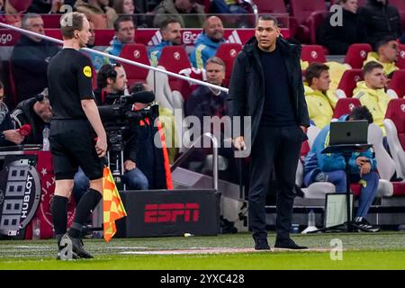 Amsterdam, pays-Bas. 15 décembre 2024. AMSTERDAM, PAYS-BAS - 15 DÉCEMBRE : L'entraîneur-chef Hedwiges Maduro de l'Almere City FC réagit l'arbitre adjoint Roy de NAS lors du match néerlandais Eredivisie entre l'AFC Ajax et l'Almere City FC au Johan Cruijff Arena le 15 décembre 2024 à Amsterdam, pays-Bas. (Photo par Andre Weening/Orange Pictures) crédit : Orange pics BV/Alamy Live News Banque D'Images