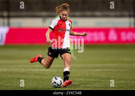 Rotterdam, pays-Bas. 15 décembre 2024. ROTTERDAM, PAYS-BAS - 15 DÉCEMBRE : Jarne Teulings de Feyenoord tire le ballon lors du match Azerion Vrouwen Eredivisie entre l'Excelsior Rotterdam et Feyenoord au Van Donge & de Roo Stadion le 15 décembre 2024 à Rotterdam, pays-Bas. (Photo de Hans van der Valk/Orange Pictures) crédit : Orange pics BV/Alamy Live News Banque D'Images