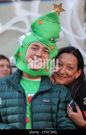 NY, États-Unis. 15 décembre 2024. NEW YORK, États-Unis - 14 DÉCEMBRE : des milliers de personnes habillées en Père Noël descendent dans les rues de New York lors de l'événement SantaCon 2024 le 14 décembre 2024. Les fêtards ont visité des bars, des métros et des sites touristiques emblématiques, apportant la joie des vacances à la ville. (Crédit image : © Luiz Rampelotto/ZUMA Press Wire) USAGE ÉDITORIAL SEULEMENT! Non destiné à UN USAGE commercial ! Banque D'Images