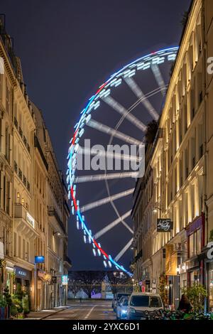 Paris, France - 12 11 2024 : vue de la grande roue dans le jardin des Tuileries depuis la rue Saint-Roch la nuit Banque D'Images