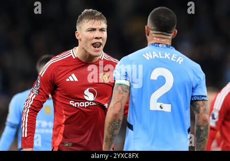 Stade Etihad, Manchester, Royaume-Uni. 15 décembre 2024. Premier League Football, Manchester City contre Manchester United ; tempête entre Rasmus Hojlund de Manchester United et Kyle Walker de Manchester City crédit : action plus Sports/Alamy Live News Banque D'Images