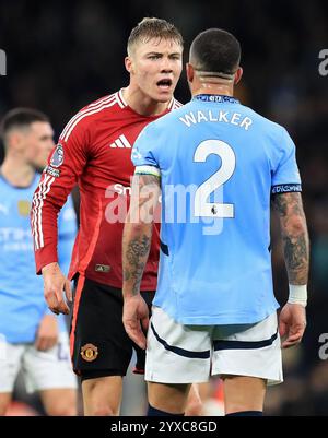 Stade Etihad, Manchester, Royaume-Uni. 15 décembre 2024. Premier League Football, Manchester City contre Manchester United ; tempête entre Rasmus Hojlund de Manchester United et Kyle Walker de Manchester City crédit : action plus Sports/Alamy Live News Banque D'Images