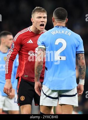 Stade Etihad, Manchester, Royaume-Uni. 15 décembre 2024. Premier League Football, Manchester City contre Manchester United ; tempête entre Rasmus Hojlund de Manchester United et Kyle Walker de Manchester City crédit : action plus Sports/Alamy Live News Banque D'Images