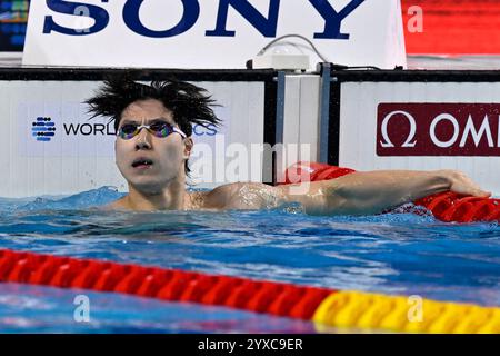Budapest, Hongrie. 15 décembre 2024. Haiyang Qin, de Chine, réagit après avoir participé à la finale masculine du 50 m brasse lors des Championnats du monde de natation aquatique 2024 en court parcours au Duna Arena de Budapest (Hongrie), le 15 décembre 2024. Haiyang Qin s'est classé premier en remportant la médaille d'or. Crédit : Insidefoto di andrea staccioli/Alamy Live News Banque D'Images