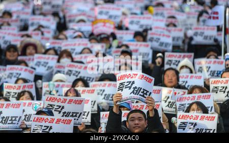 Séoul, Corée du Sud. 15 décembre 2024. Les manifestants arborent des pancartes « arrestation immédiate » lors d'un rassemblement appelant la Cour constitutionnelle à révoquer le président sud-coréen Yoon Suk Yeol. Crédit : SOPA images Limited/Alamy Live News Banque D'Images