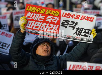 Séoul, Corée du Sud. 15 décembre 2024. Un manifestant tient une pancarte « arrestation immédiate » lors d'un rassemblement appelant la Cour constitutionnelle à révoquer le président sud-coréen Yoon Suk Yeol. Crédit : SOPA images Limited/Alamy Live News Banque D'Images