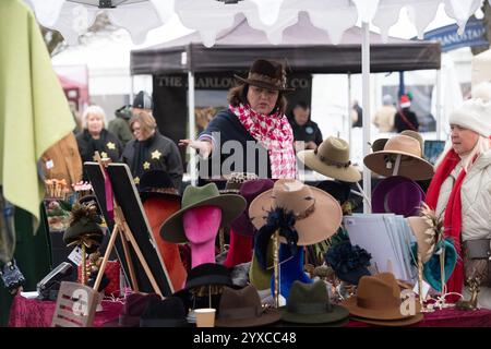 Windsor, Berkshire, Royaume-Uni. 15 décembre 2024. Chapeaux à vendre à Royal Windsor Racecourse à Windsor, Berkshire, lors de la réunion Jumps Racing Returns. Crédit : Maureen McLean/Alamy Live News Banque D'Images