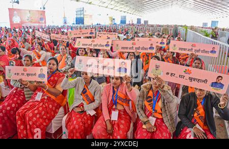 Udaipur, Inde, 14 décembre 2024 : bénéficiaires du programme gouvernemental lors de la conférence des femmes au niveau de l'État sur le premier anniversaire du gouvernement de l'État, au Gandhi Ground à Udaipur. Crédit : Sumit Saraswat / Alamy Live News Banque D'Images